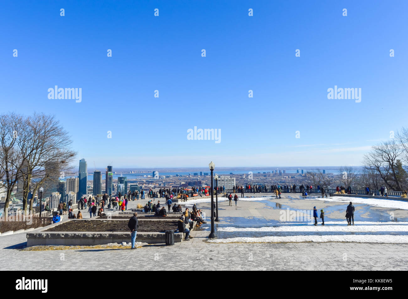 Montreal, Kanada - 20. März 2016: Menschen und Skyline von Montreal aus kondiaronk Belvedere/Mont - Royal im Winter Stockfoto