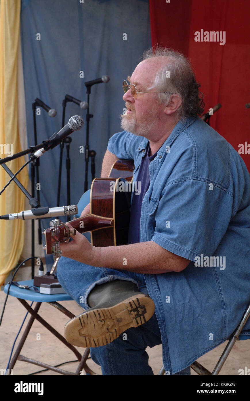 Traquair Fair in den schottischen Borders. Einer der letzten Jahre, 2002. Berühmte Folk Musiker John Renbourn führt. Stockfoto