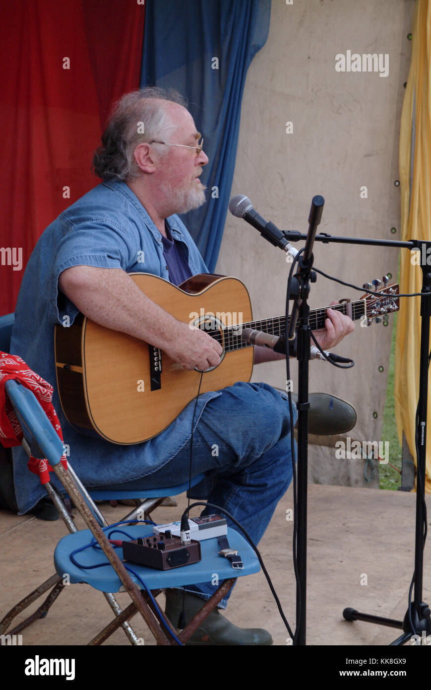 Traquair Fair in den schottischen Borders. Einer der letzten Jahre, 2002. Berühmte Folk Musiker John Renbourn führt. Stockfoto