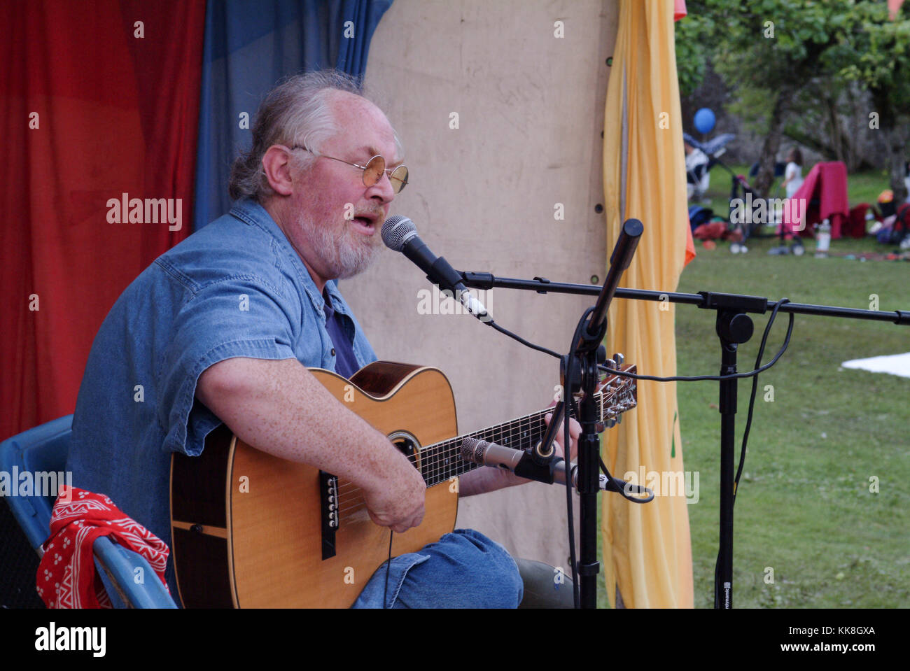 Traquair Fair in den schottischen Borders. Einer der letzten Jahre, 2002. Berühmte Folk Musiker John Renbourn führt. Stockfoto