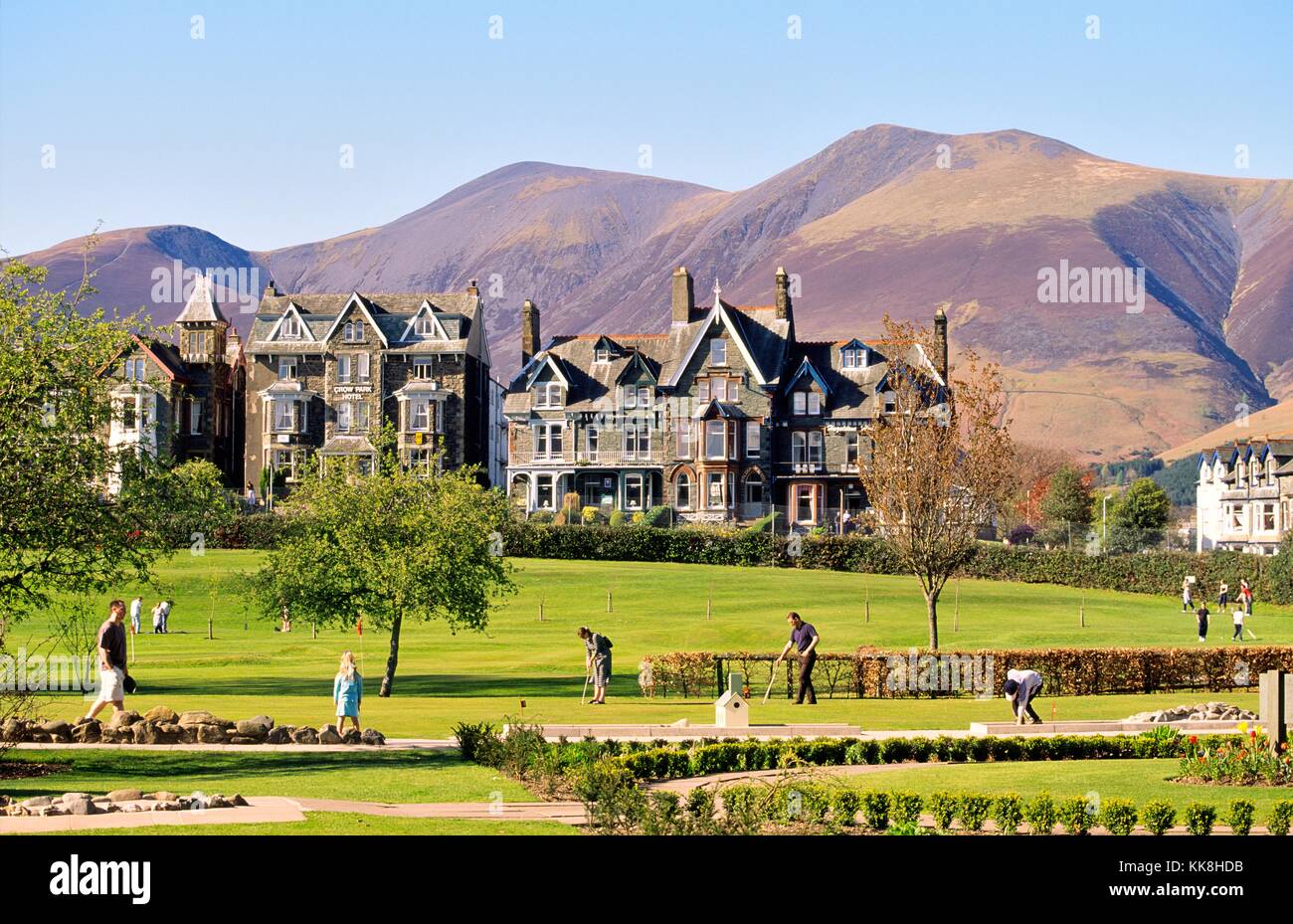 Berg Skiddaw steigt hinter viktorianischen Hotels in Lake District National Park Resort Stadt Keswick, England. Stockfoto