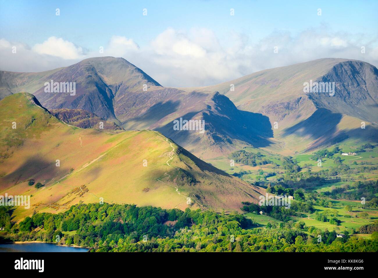 Lake District National Park, Cumbria, England. Südwestlich zu Cat Bells, Dale Head und Robinson und Newlands Valley. Sommermorgen Stockfoto