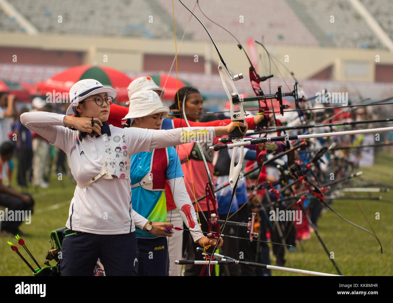 Südkorea die erste Goldmedaille im Bogenschießen des 20. asiatischen Bogenschießen Meisterschaft schlagen Indien von 157-153 Punkten gewann in der zusammengesetzten gemischten Team Event Finale am Dienstag am bangabandhu National Stadium, Dhaka, Bangladesch statt. Insgesamt 33 Länder konkurrieren um die 10 Goldmedaillen in den Meisterschaften. den 20 asiatischen Bogenschießen Meisterschaft 2017, beginnt, Dhaka, Bangladesch am Samstag (25. November) zum ersten Mal in Bangladesch unter der Schirmherrschaft von Bangladesch Bogenschießen Föderation (Baf) und World Archery Asien (WAA). (Foto von azim khan Ronnie/Pacific Press) Stockfoto