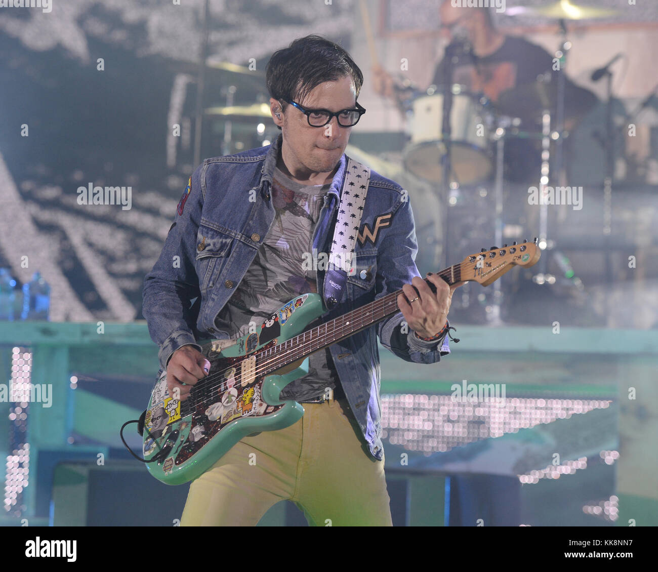 MIAMI FL – 14. JUNI 2016: Flüsse Cuomo of Weezer tritt am Bayfront Park Amphitheater in Miami, Florida auf People: Flüsse Cuomo Stockfoto