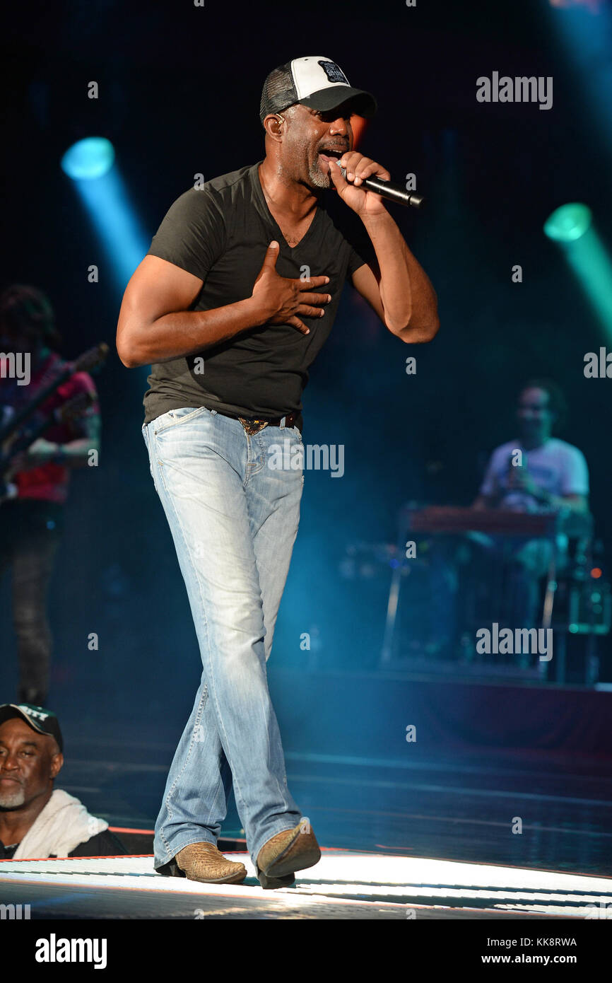 WEST PALM BEACH, FL - 04. JUNI: Darius Rucker tritt im perfekten Vodka Amphitheater auf. Darius Carlos Rucker (* 13. Mai 1966) ist ein US-amerikanischer Sänger und Songwriter. Bekannt wurde er zunächst als Leadsänger und Rhythmusgitarrist der mit dem Grammy Award ausgezeichneten Rockband Hootie & the Blowfish, die er 1986 am 4. Juni 2016 in West Palm Beach, Florida, gründete Stockfoto