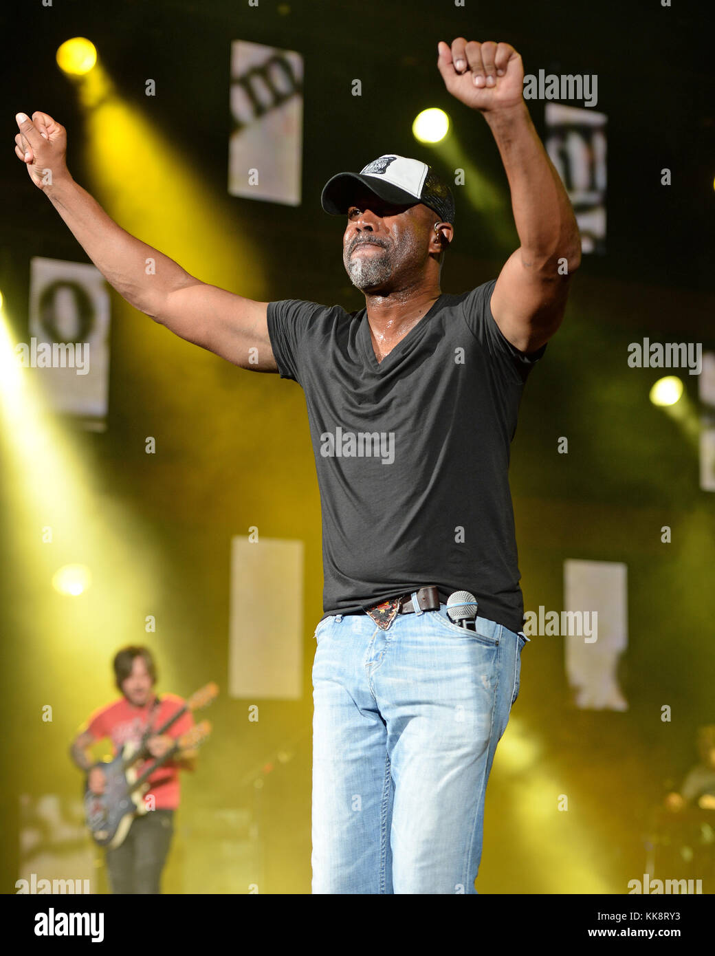 WEST PALM BEACH, FL - 04. JUNI: Darius Rucker tritt im perfekten Vodka Amphitheater auf. Darius Carlos Rucker (* 13. Mai 1966) ist ein US-amerikanischer Sänger und Songwriter. Bekannt wurde er zunächst als Leadsänger und Rhythmusgitarrist der mit dem Grammy Award ausgezeichneten Rockband Hootie & the Blowfish, die er 1986 am 4. Juni 2016 in West Palm Beach, Florida, gründete Stockfoto