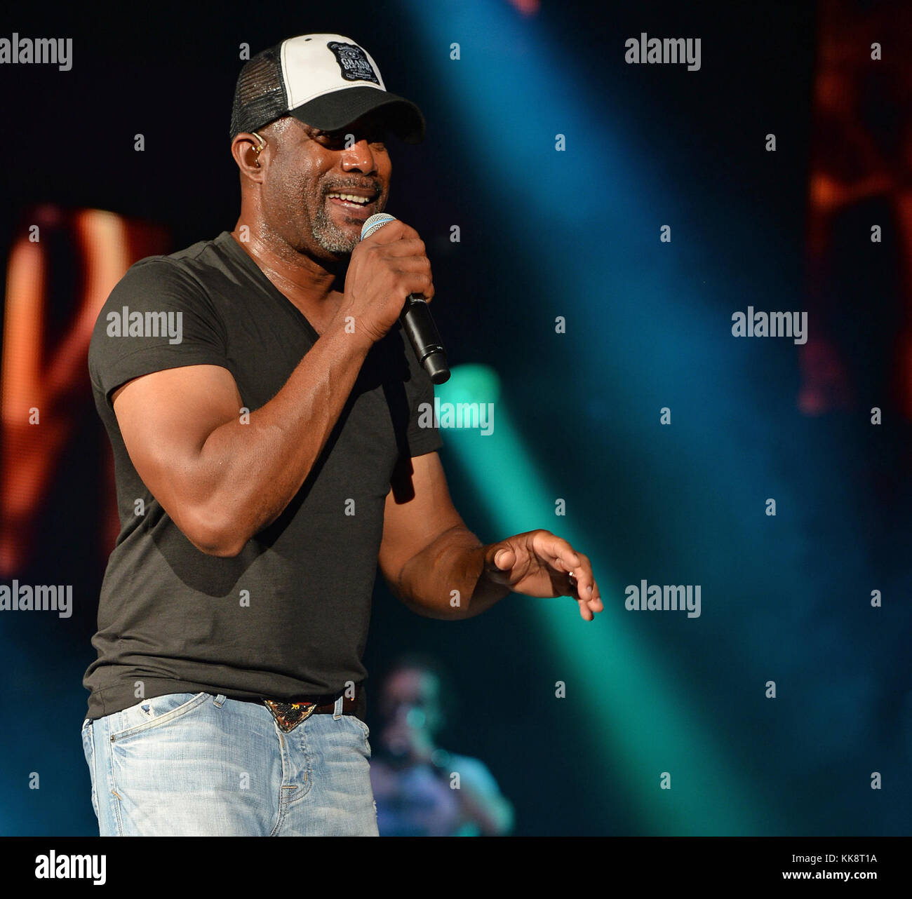 West Palm Beach, FL - Juni 04: Darius Rucker führt an der perfekte Wodka Amphitheater. Carlos Darius Rucker (* 13. Mai 1966) ist ein US-amerikanischer Sänger und Songwriter, er ersten Ruhm als Leadsänger und Rhythmus Gitarrist der Grammy award-winning Rock Band, hootie & The Blowfish, die er am 4. Juni 1986 gegründet, 2016 in West Palm Beach Florida Personen gewonnen: Darius Rucker t Stockfoto