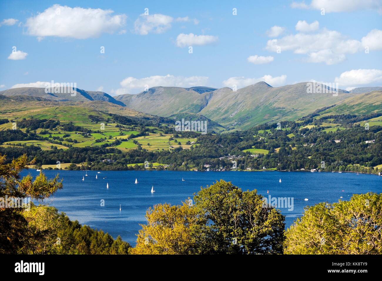 Nationalpark Lake District, Cumbria, England. Herbsternte über Windermere, die Wansfell und Ill Bell Fells oben Troutbeck Stockfoto
