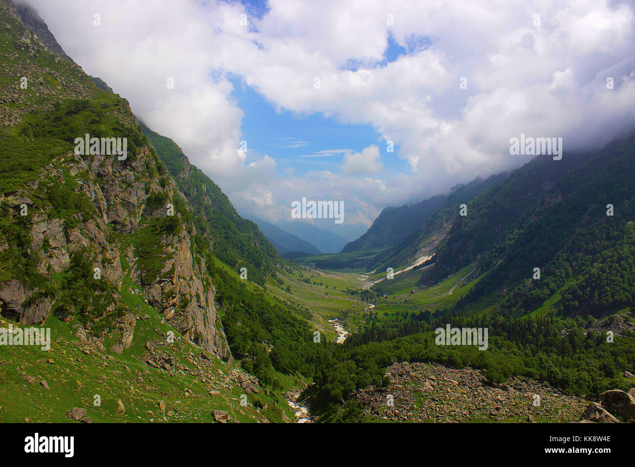 Grünes, wunderschönes Tal entlang Kara mit dem Fluss. 3560 Meter. Himachal Pradesh, Nordindien Stockfoto