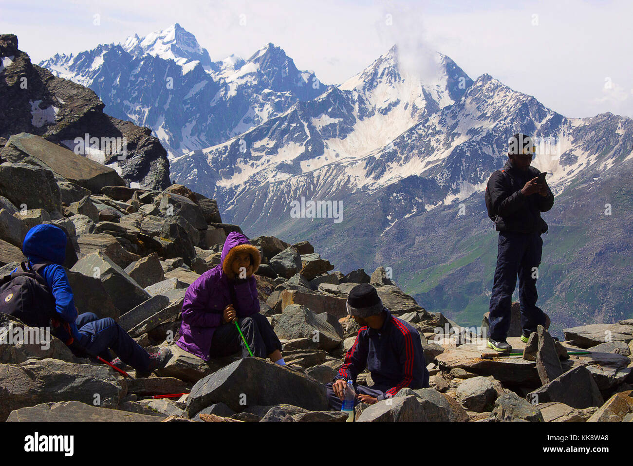 Wanderer ruhen mitten in Rocky Mountain aus. Himachal Pradesh, Nordindien Stockfoto