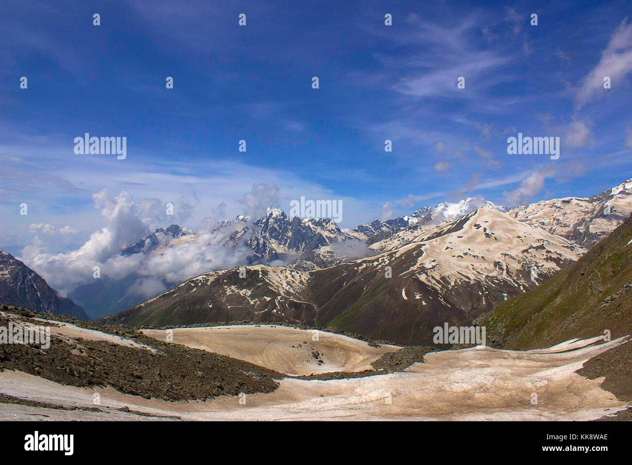 Ruhiger, schneebedeckter Blick auf die Berge. Himachal Pradesh, Nordindien Stockfoto