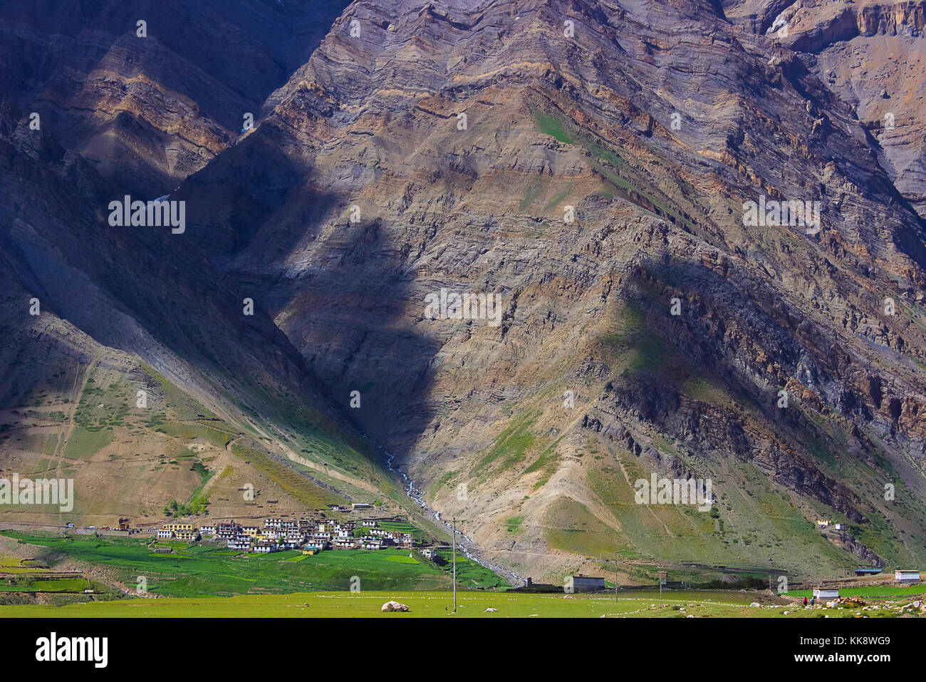 Lange Schuss von Siedlungen in Richtung felsiger Berge im Spiti Valley. Himachal Pradesh, Nordindien Stockfoto