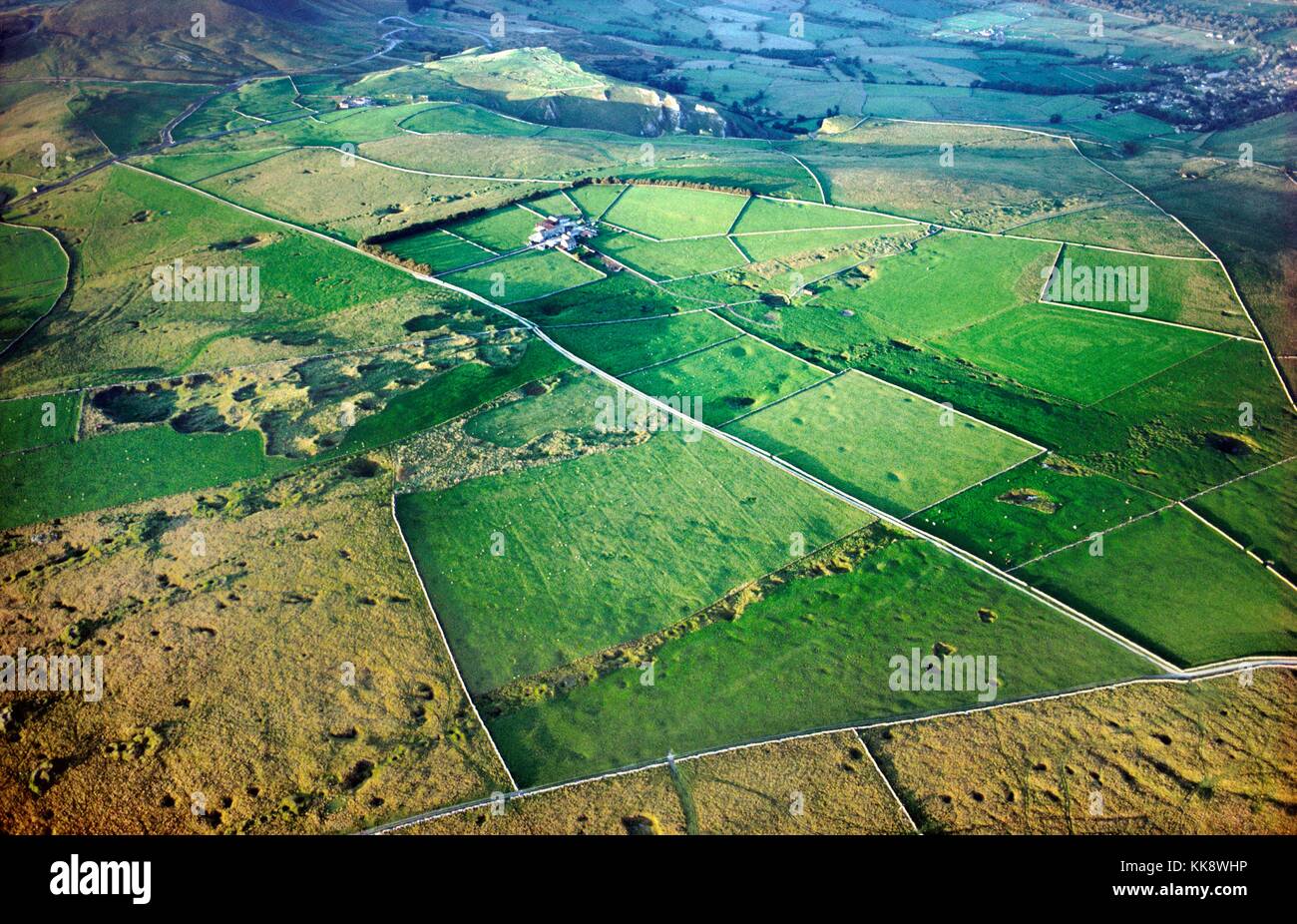 Narben als Rechen und Scrins in Kalksteinlandschaft bekannt. Frühe Führung Erzbergbau. Oxlow House Farm, Castleton, Derbyshire, England Stockfoto
