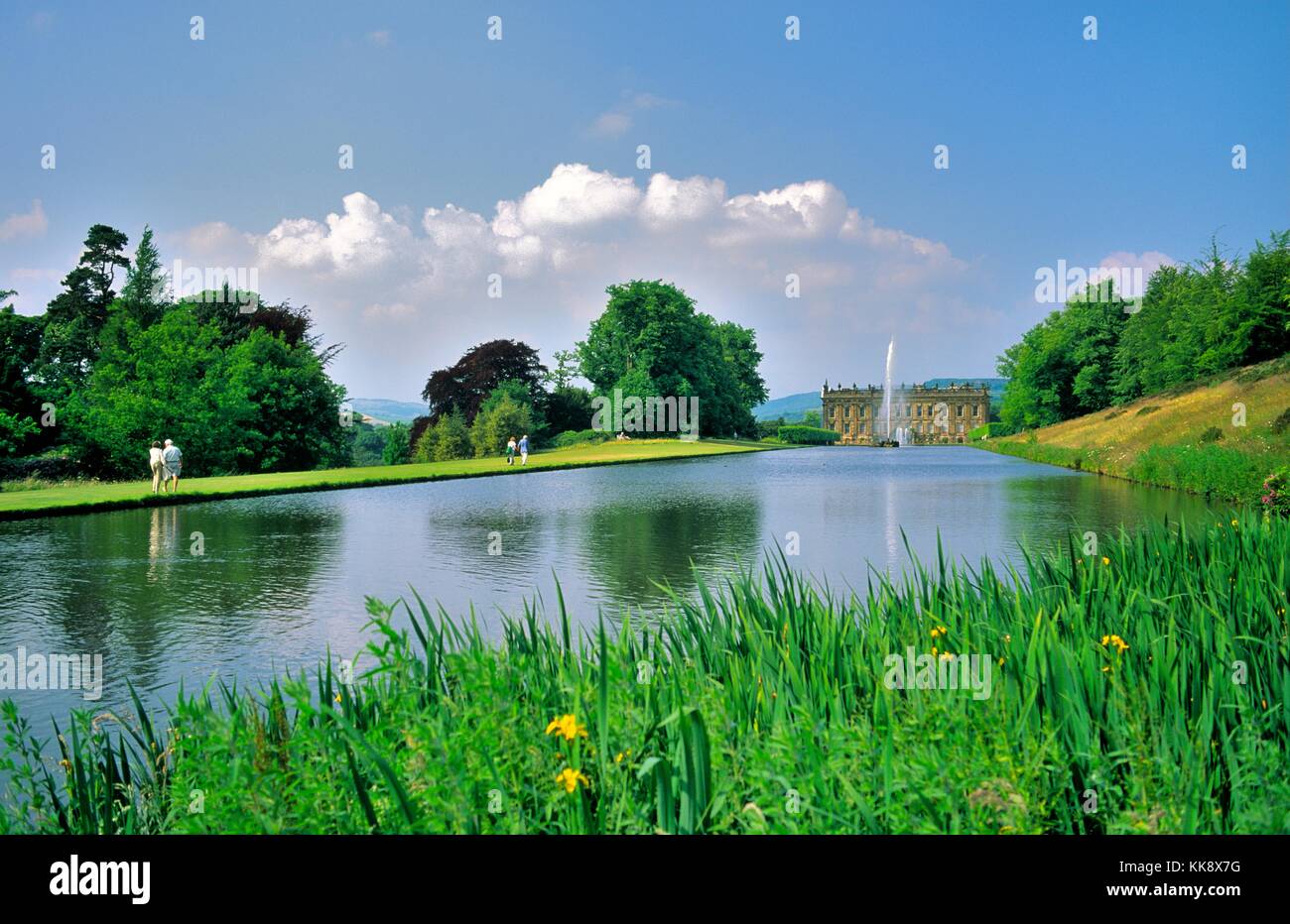 Chatsworth House in der Nähe von bakewell in der Nationalpark Peak District, Derbyshire, England. der Kaiser Brunnen in formalen Gärten Stockfoto