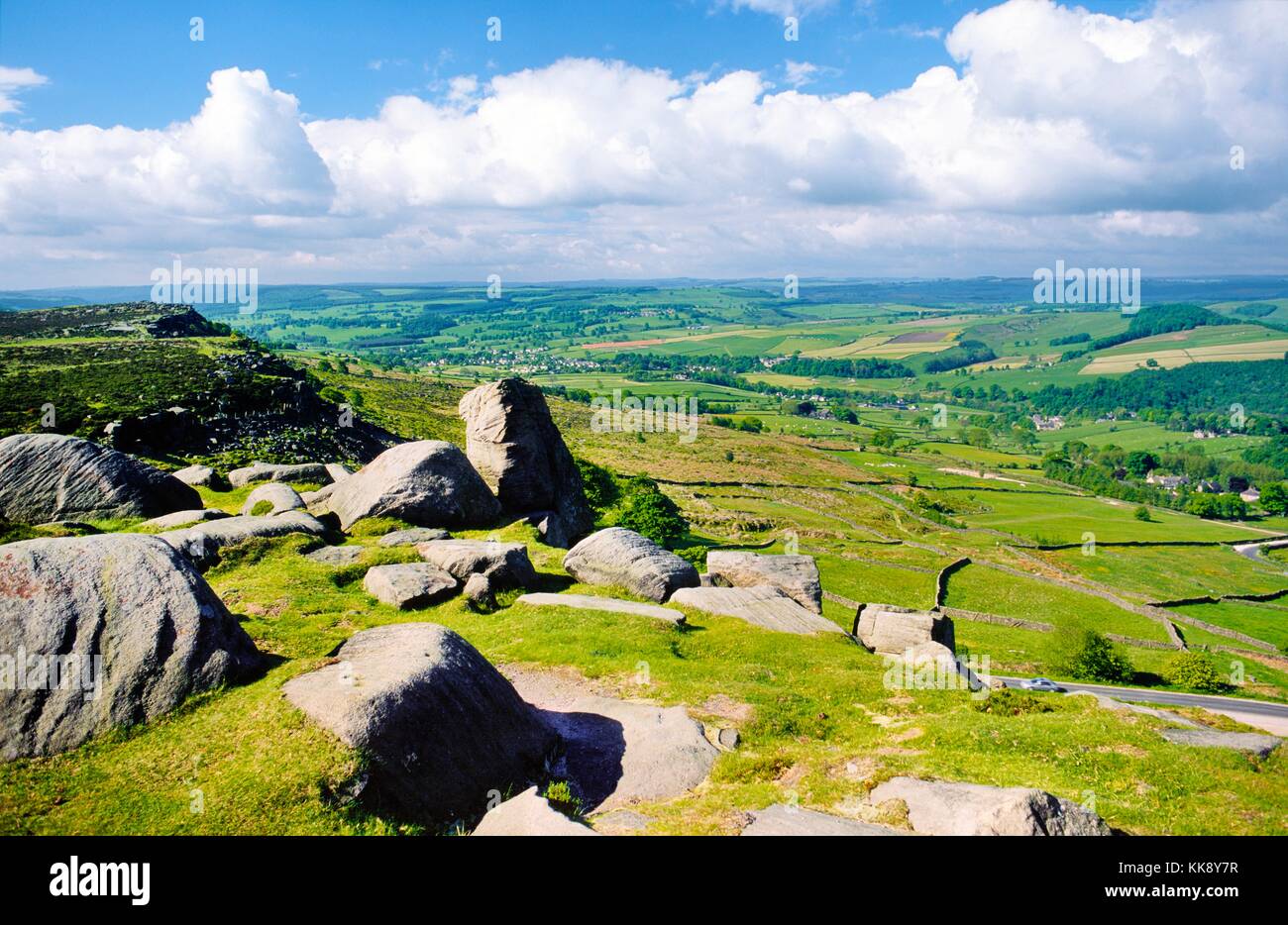 Peak District National Park. Kalksteinlandschaft unter Mühlstein Korn Felsen der Curbar Kante, NE Bakewell, Derbyshire, England. Stockfoto