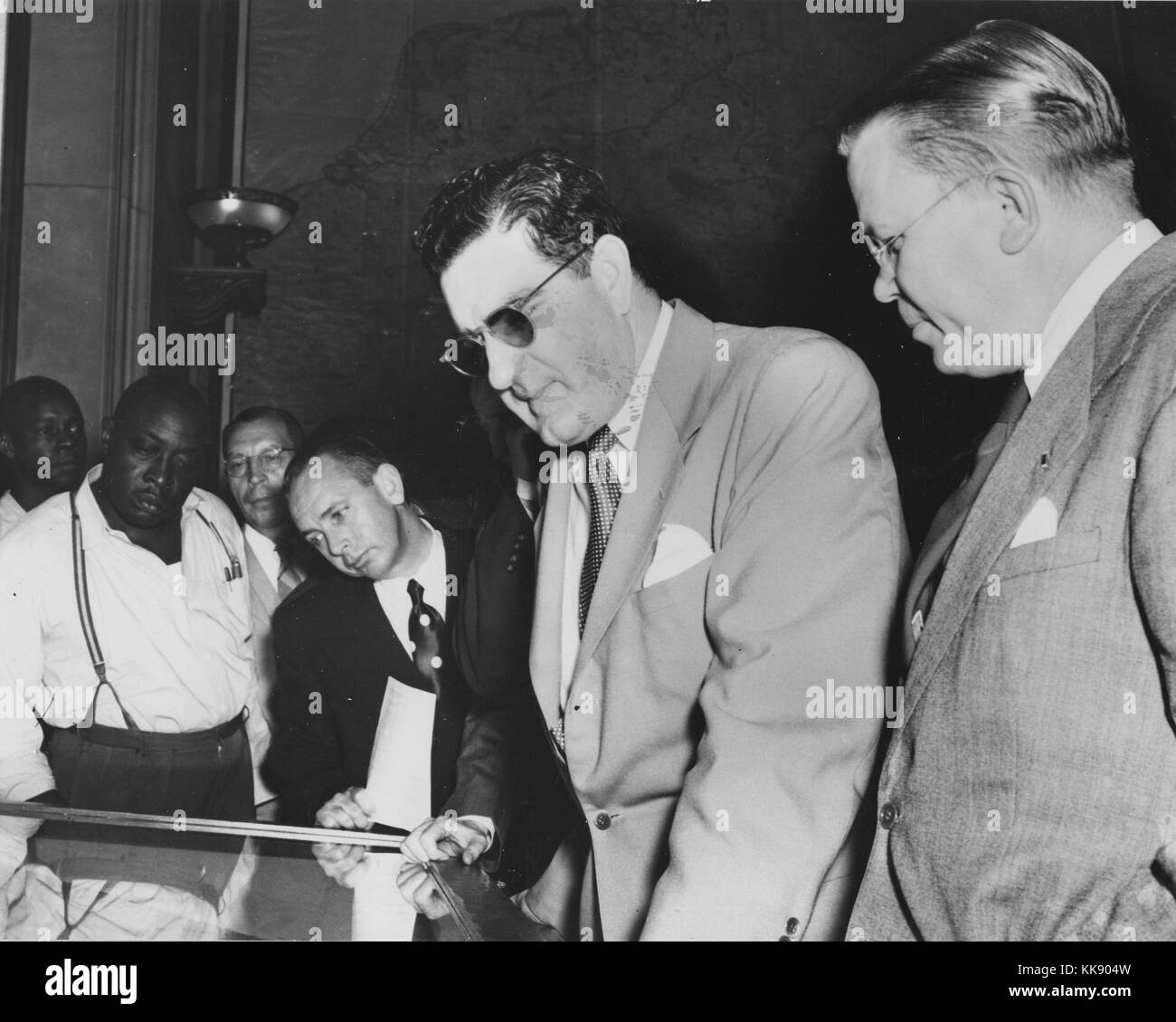 Foto von Jess Larson und Dr. Wayne C. Grover auf der offiziellen Vorschau der Freiheit Zug aufweisen. Mit freundlicher Genehmigung der nationalen Archive, 1949. Stockfoto