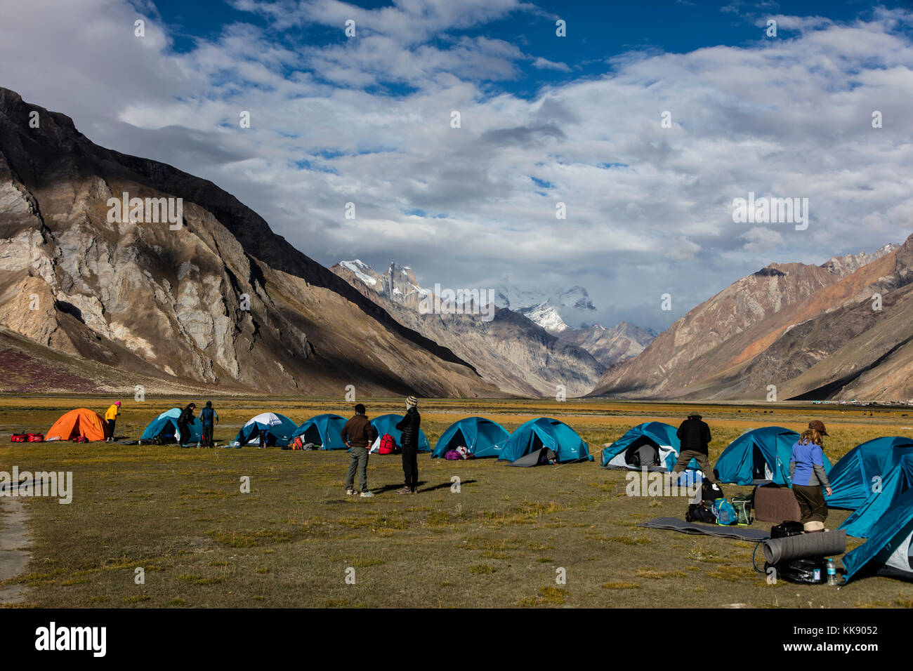 Camping unter den riesigen Gipfeln VON NONNE und KUN im himalaya, die sich auf 23.409 Fuß erheben - ZANSKAR, LADAKH, INDIEN Stockfoto