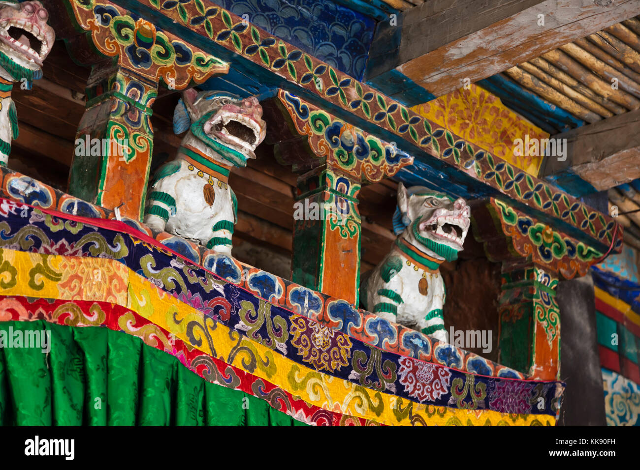 SCHNEELÖWEN bewachen den Eingang zu einer buddhistischen Kapelle im KLOSTER RANGDUM - ZANSKAR, LADAKH, INDIEN Stockfoto