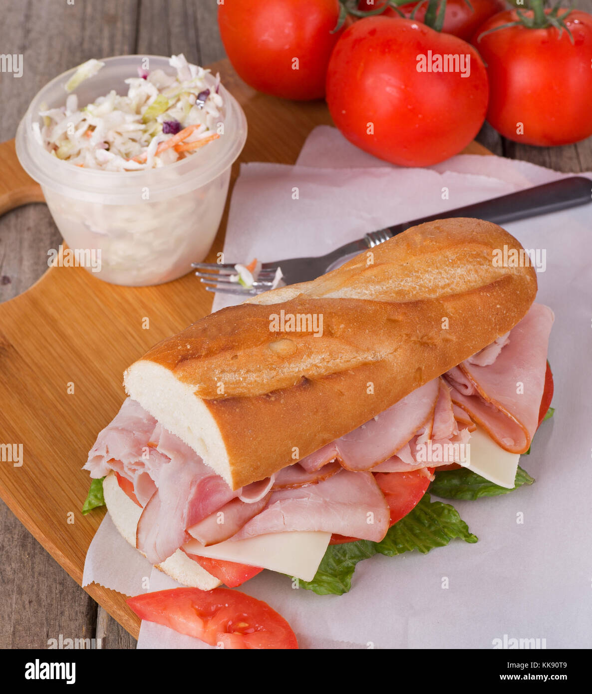 Ham sub Sandwich mit Käse, Tomaten und Salat gemacht Stockfoto