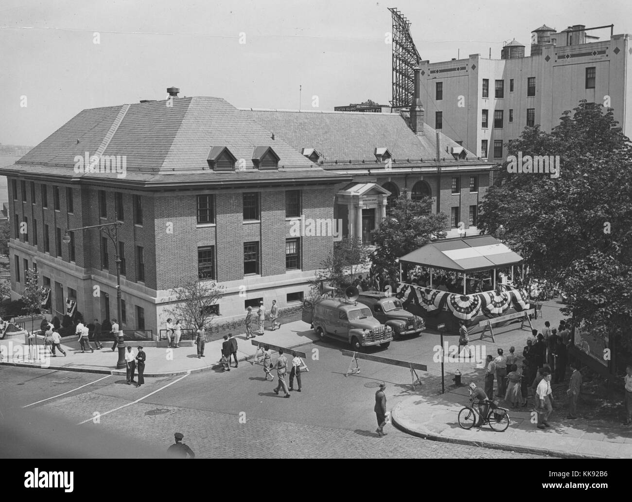 Ein Foto von der St George Bibliothek Einweihung, in der Fotografie die Straße geschlossen ist und eine Masse ist um die vorübergehende Phase, die vor der Bibliothek gebaut wurde gesammelt, die Bibliothek ist eine Zweigstelle der New York Public Library, die 1907 eröffnet wurde, ist es die größte Bibliothek auf Staten Island, New York, 1952. Von der New York Public Library. Stockfoto