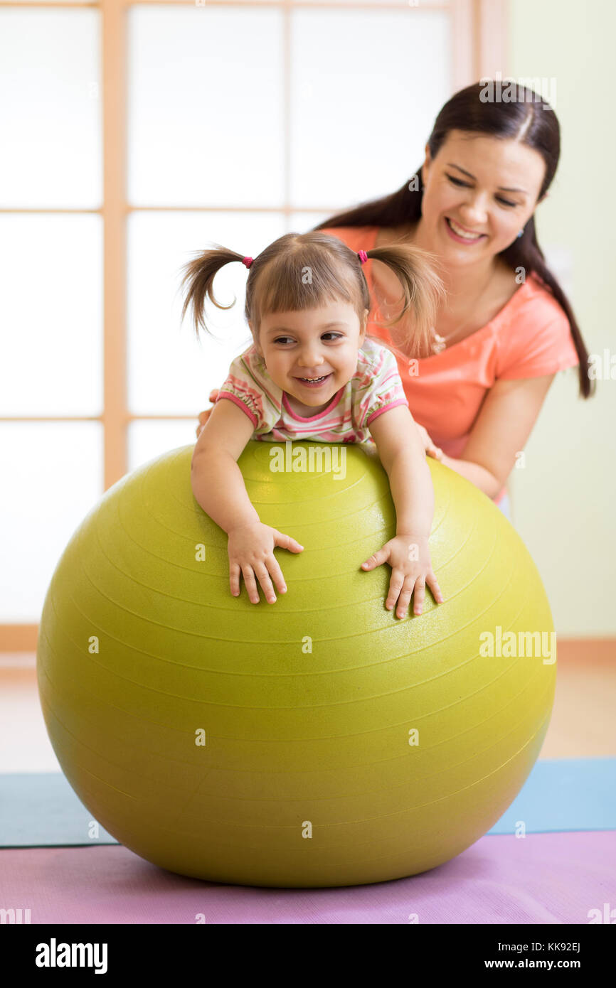 Mutter mit Kind Übungen mit Gymnastikball für Fitness Klasse. Konzept für  die Sorge um die Gesundheit des Babys Stockfotografie - Alamy