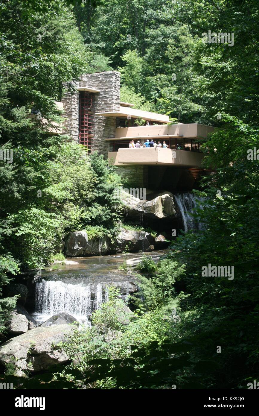 Ein Foto von der Außenseite des Hauses als Fallingwater, eine Gruppe von Touristen stehen auf einem Balkon mit Blick auf das Wasser, die laufen unter und rund um das Haus fällt, fallende Wasser im Jahr 1935 wurde von Frank Lloyd Wright gebaut, es gilt weithin als ein bedeutendes Stück Architektur zu sein, es war, als ein Nationales Historisches Wahrzeichen in 1966 ausgewiesenen, Mill Run, Pennsylvania, 2014. Stockfoto