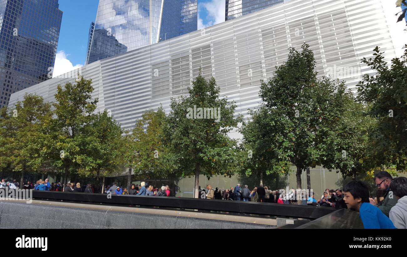 Ein Foto von der Außenseite des Nationalen 11. September Museum, das Museum wurde im Jahr 2014 eröffnet und Häuser Bilder und Artefakte des 11. September Angriff sowie mündlichen Geschichten der Menschen in den Angriffen getötet, das Bild fängt Menschen außerhalb des Museums und an einem der Pools, die Teil des Nationalen September 11 Memorial, New York City, New York, 17. Oktober 2015 versammelten. Stockfoto