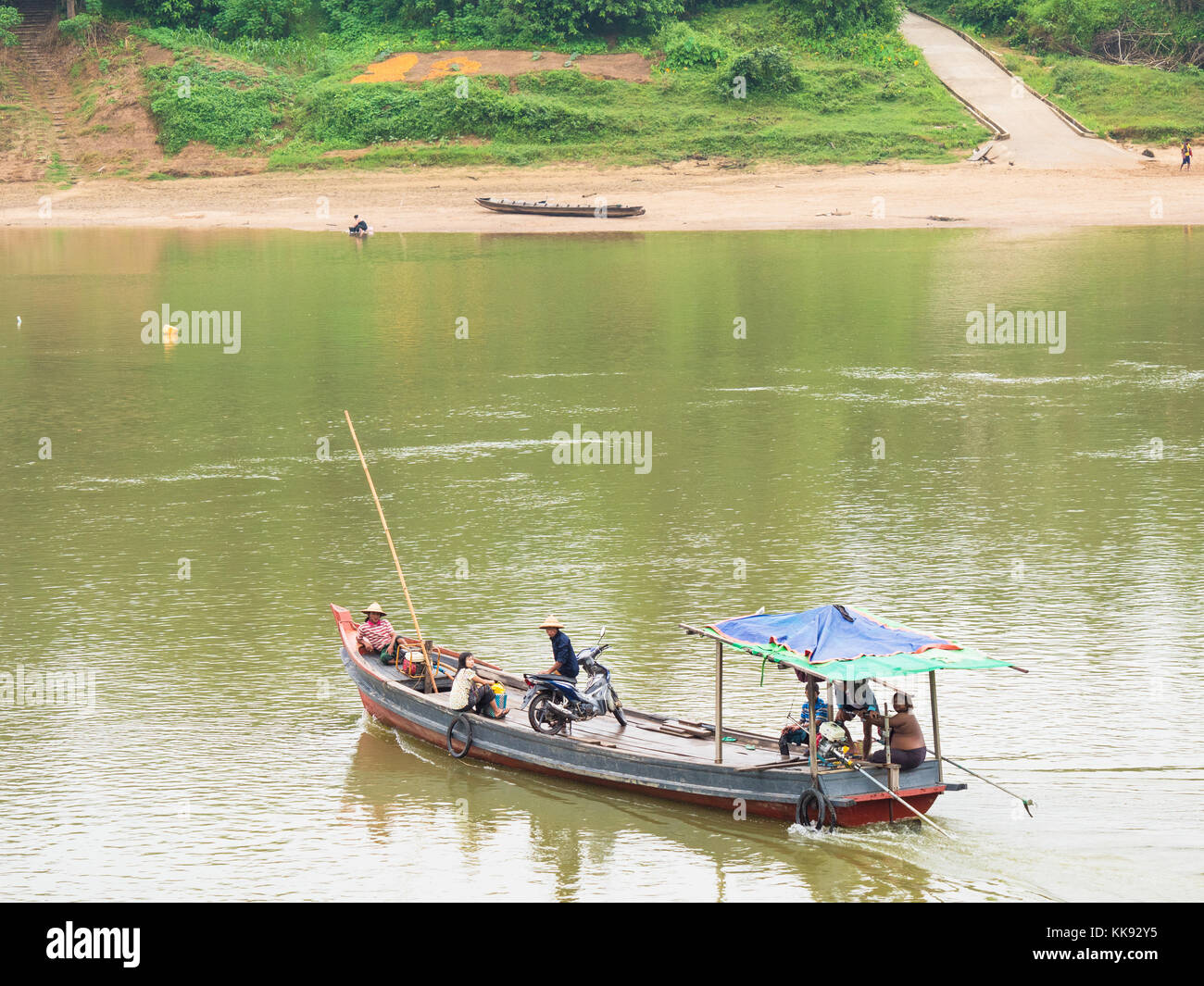 Holz- Fähre Transport von Menschen und Motorräder über die tanintharyi Fluss in der kleinen Stadt tagu in der tanintharyi Region des südlichen Myanmar. Stockfoto