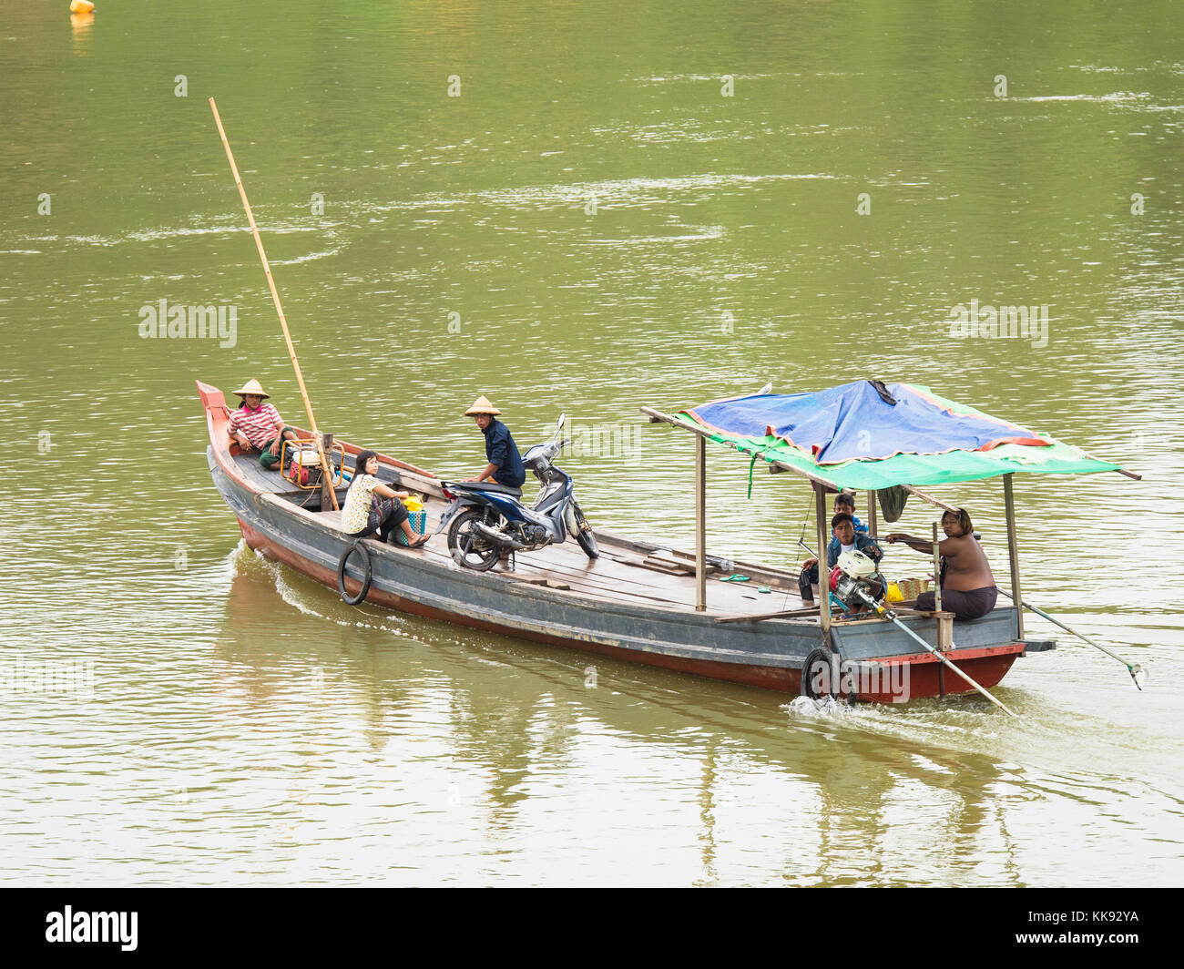 Holz- Fähre Transport von Menschen und Motorräder über die tanintharyi Fluss in der kleinen Stadt tagu in der tanintharyi Region des südlichen Myanmar. Stockfoto