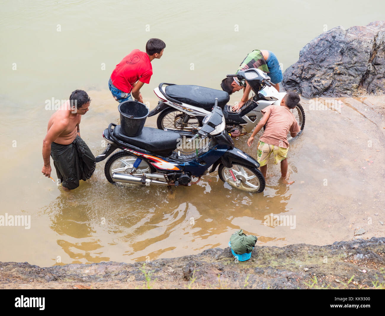 Reinigung von Motorrädern in der tanintharyi Fluss in der kleinen Stadt tagu in der tanintharyi Region des südlichen Myanmar. Stockfoto