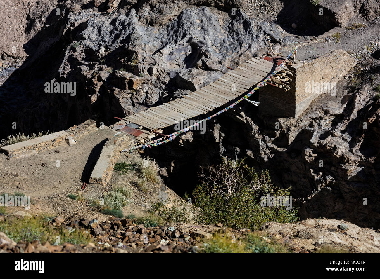 Eine Fußbrücke über die SCHLUCHT DES ZANSKAR UNTER dem Dorf Nyerak - ZANSKAR, LADAKH, INDIEN Stockfoto