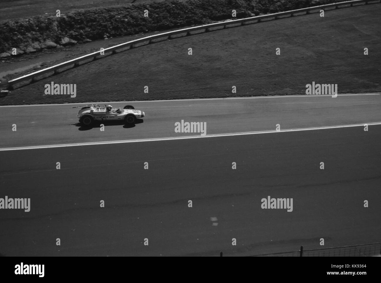 Rennfahrer Pedro Rodriguez Auto 48, durch die Cooper Car Company, während eine Qualifying-runde für das Indianapolis 500-Rennen in Indianapolis Motor Speedway, Indianapolis, Indiana, 30. Mai 1963. Stockfoto