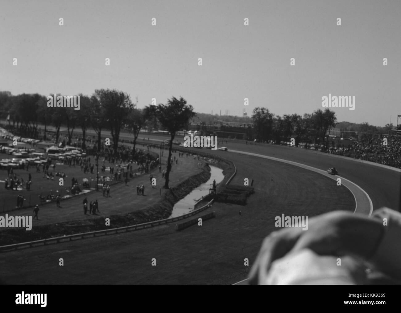 Einsatzfahrzeuge Ansturm auf die Szene von einem Absturz während der Indianapolis 500-Rennen in Indianapolis Motor Speedway, Indianapolis, Indiana, 30. Mai 1963. Stockfoto