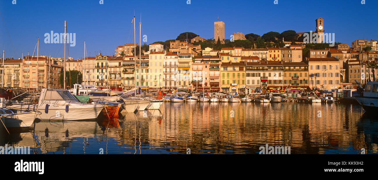 Der Alte Hafen und Le Suquet in der frühen Morgensonne, Cannes, Côte d'Azur, Französische Riviera, Frankreich Stockfoto