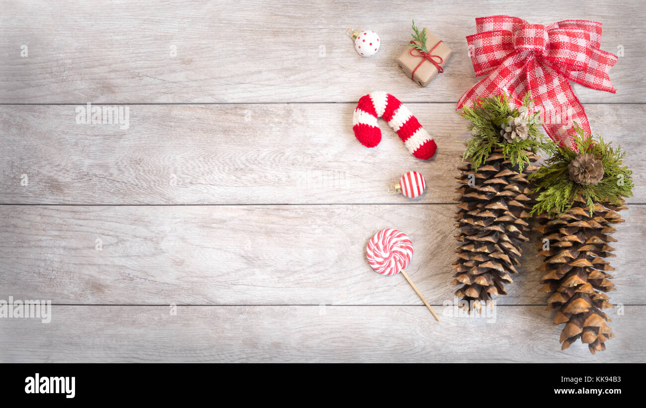 Festliche Winterurlaub Holz Hintergrund mit Ornamenten, aus Gewirken Ornament, Süßigkeiten und Kiefer - Kegel. Stockfoto