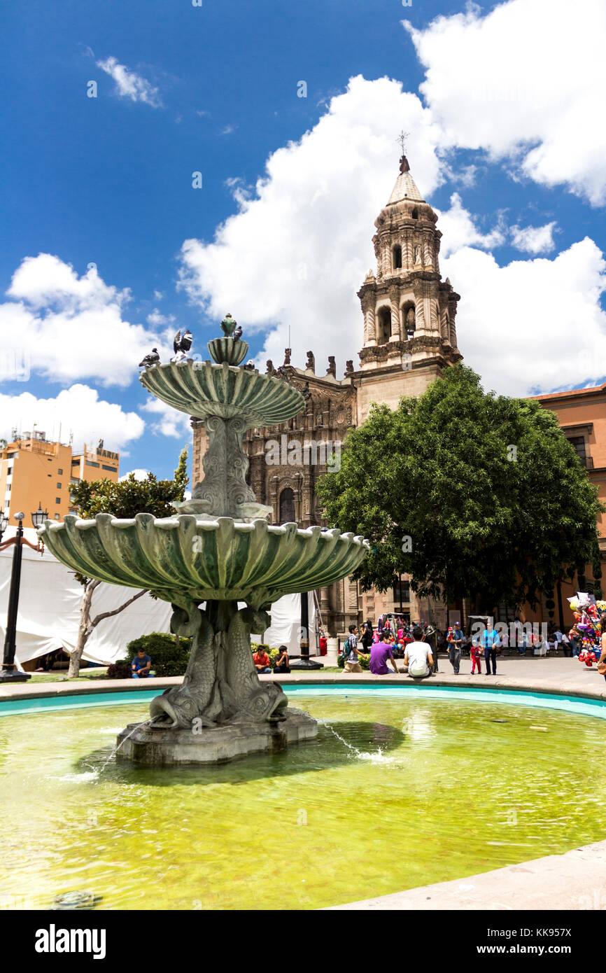 Brunnen an einem Stadtplatz Plaza Del Carmen. San Luis Potosi, Mexiko Stockfoto