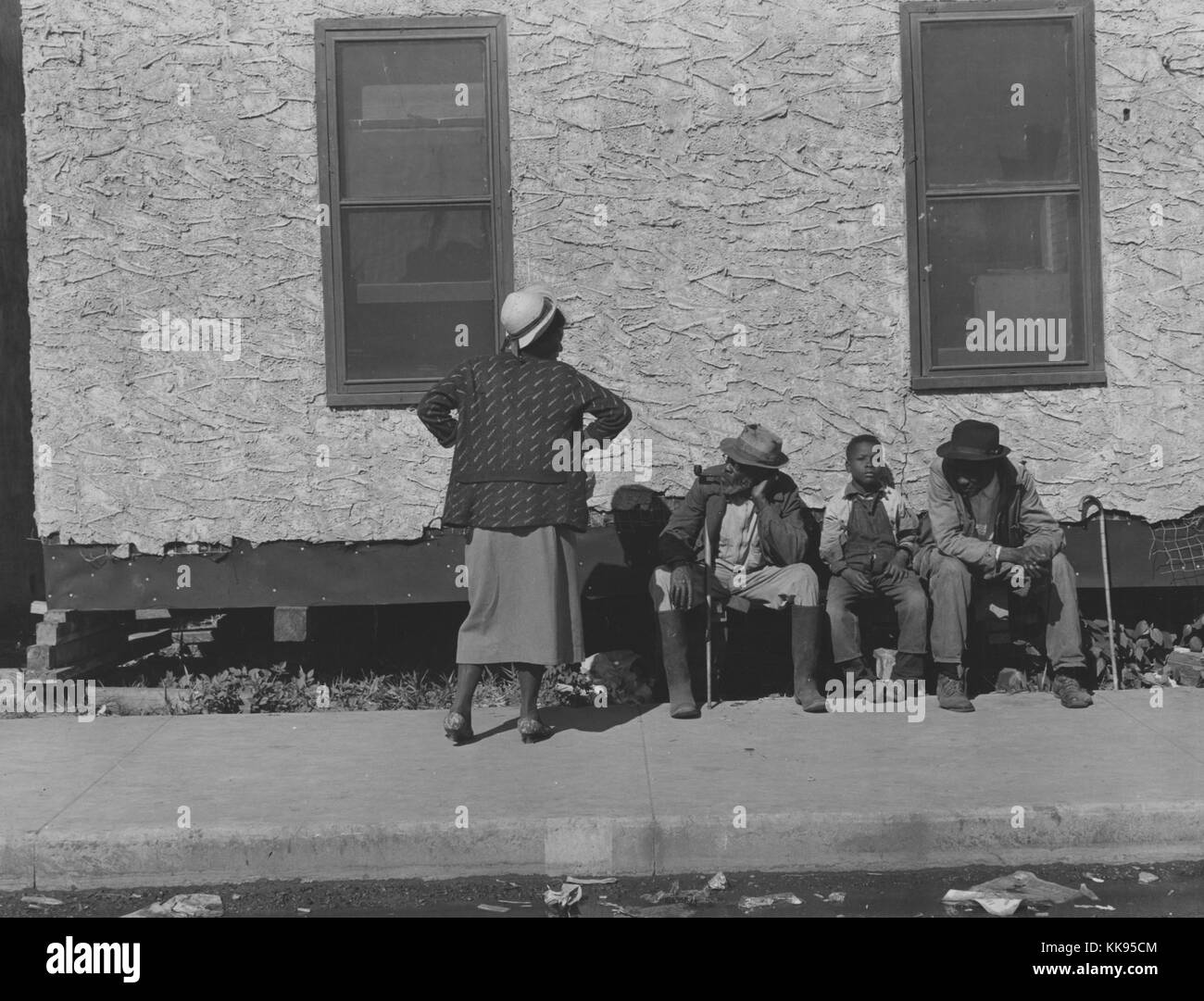 Schwarz-weiß Foto einer afroamerikanischen Familie, eine Frau, zwei Männer und eine junge, vor der City Hall, Belle Glade, Florida, 1939. Von der New York Public Library. Stockfoto