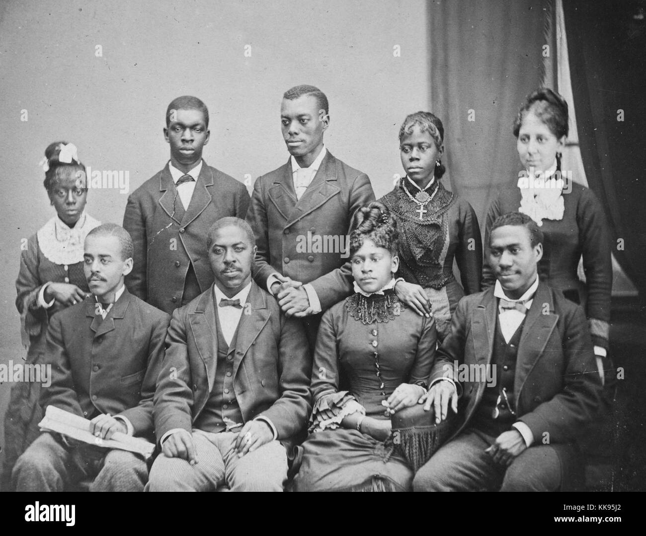 Sepia studio Porträt einer Gruppe von afroamerikanischen Männer und Frauen, einige sitzen, einige stehend, in Kleider und Anzüge, Untertitel "Hochschule Sänger von New Orleans, mit Hilfe von farbigen Waisen Home von Louisiana, 1900. Von der New York Public Library. Stockfoto
