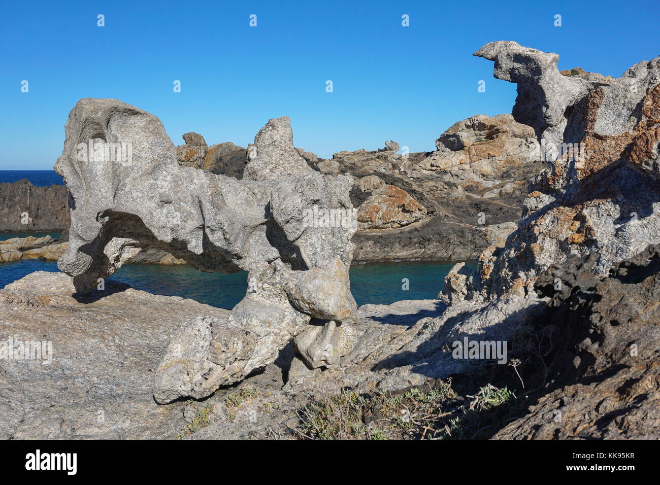 Natürliche Felsformation an der Küste, Cap de Creus Natural Park, Spanien, Costa Brava, Katalonien, Girona, Mittelmeer Stockfoto