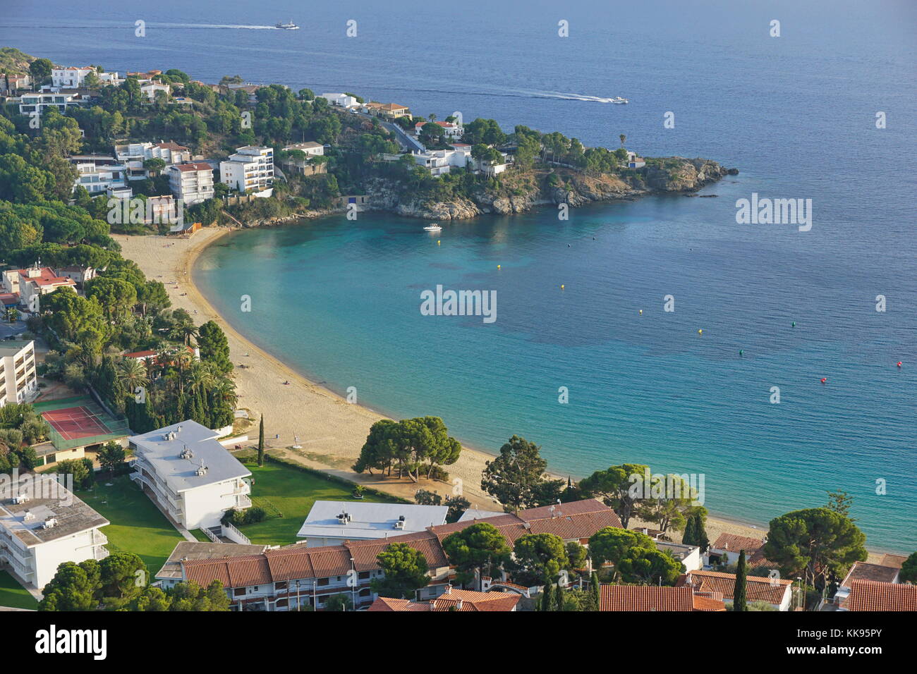 Spanien Costa Brava Luftaufnahme, Mittelmeerküste mit Gebäuden und einem Sandstrand Playa Almadrava, grossen Canyelles, Roses, Girona, Katalonien Stockfoto