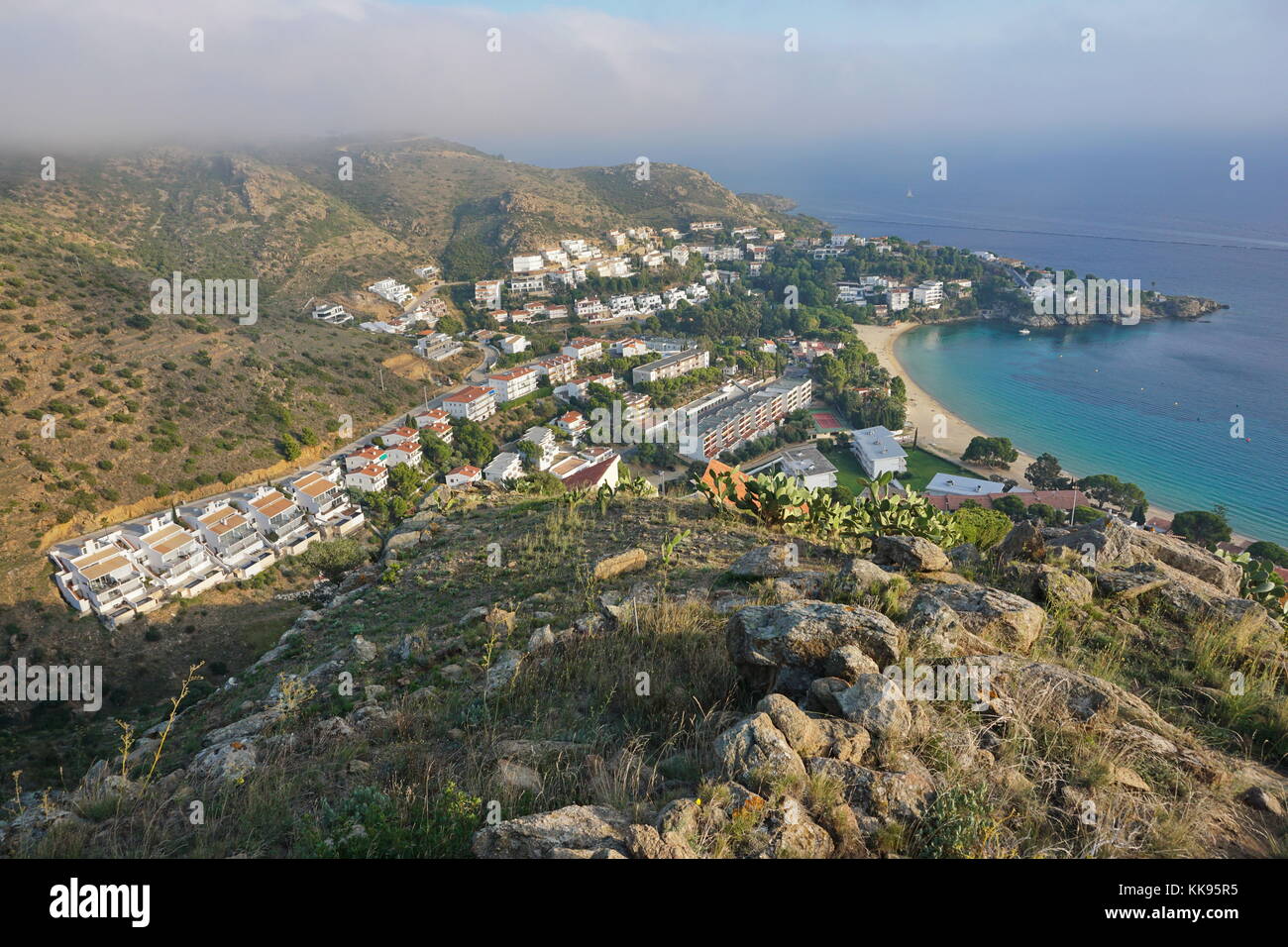 Spanien Costa Brava Aussichtspunkt über der Mittelmeerküste mit Gebäuden und einem Strand, canyelles grosses, Playa Almadrava, Roses, Girona, Katalonien Stockfoto