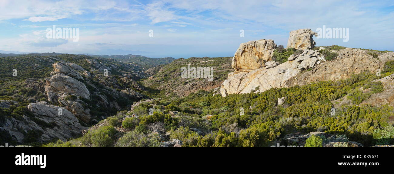Wilde Landschaft Panorama mit seltsamen Felsformationen in Cap de Creus Natural Park, Spanien, Costa Brava, Katalonien, Girona, Mittelmeer Stockfoto