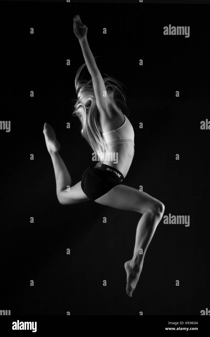 Studio Tanz weiblichen Mitte Luftsprünge Stockfoto