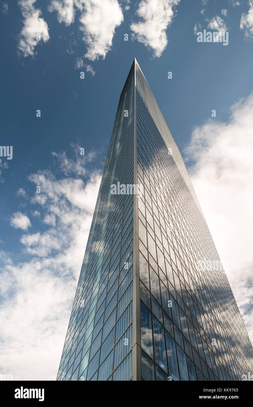 Dentsu Gebäude mit Wolken, Shiodome, Tokio, Japan Stockfoto