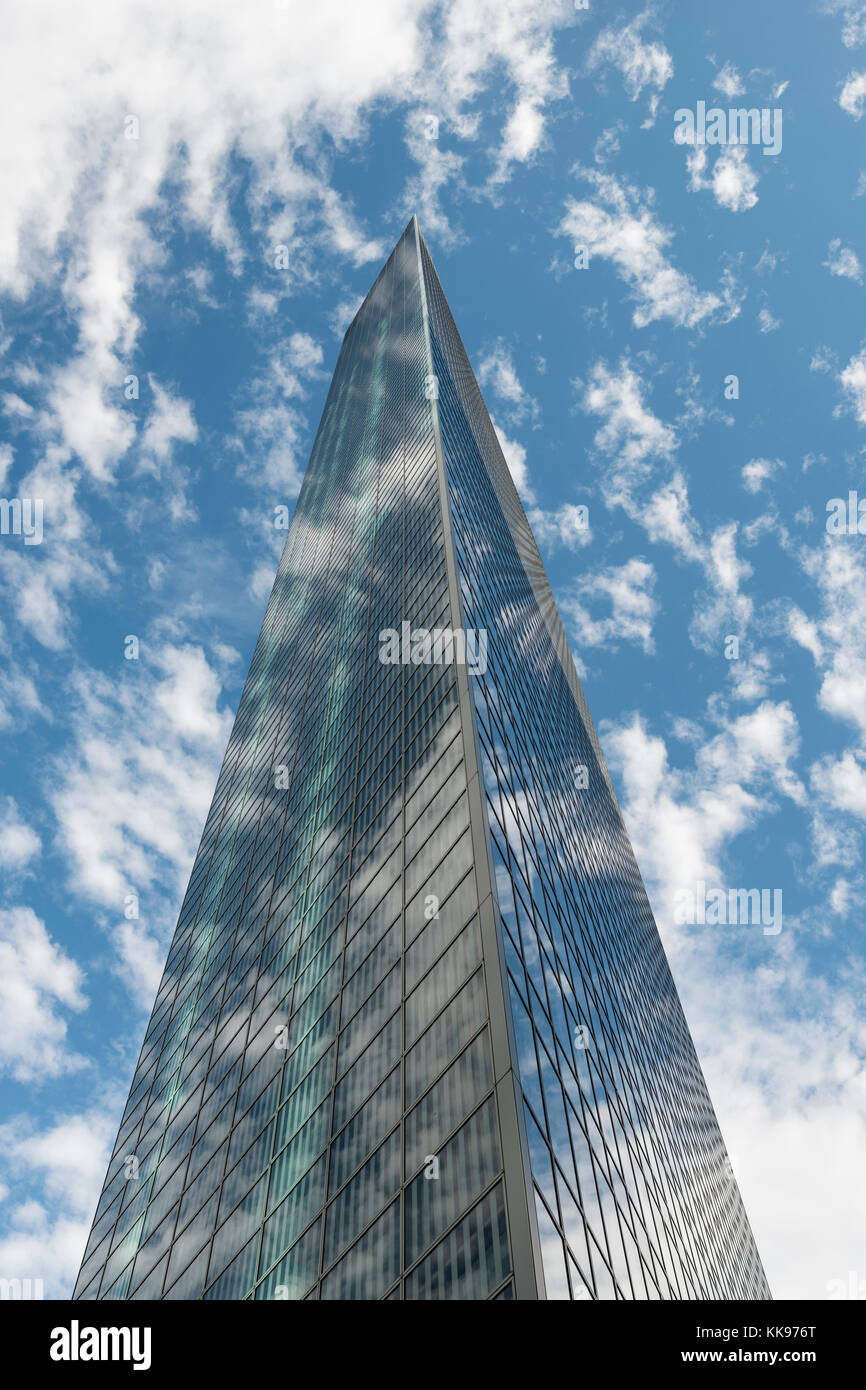 Dentsu Gebäude mit Wolken, Shiodome, Tokio, Japan Stockfoto