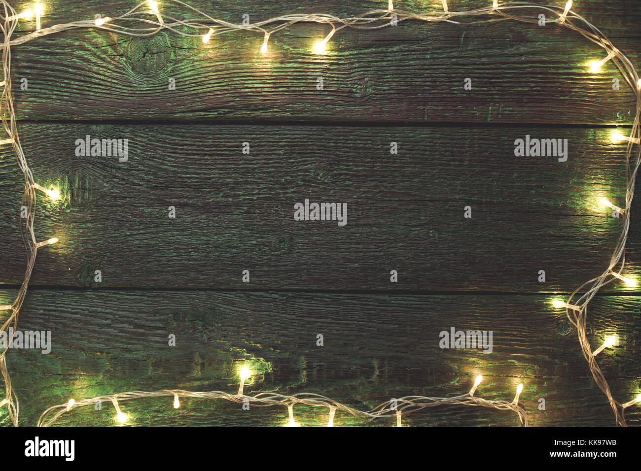 Foto von Holz- grünen Hintergrund das neue Jahr mit brennenden Kranz um den Umfang herum. Stockfoto