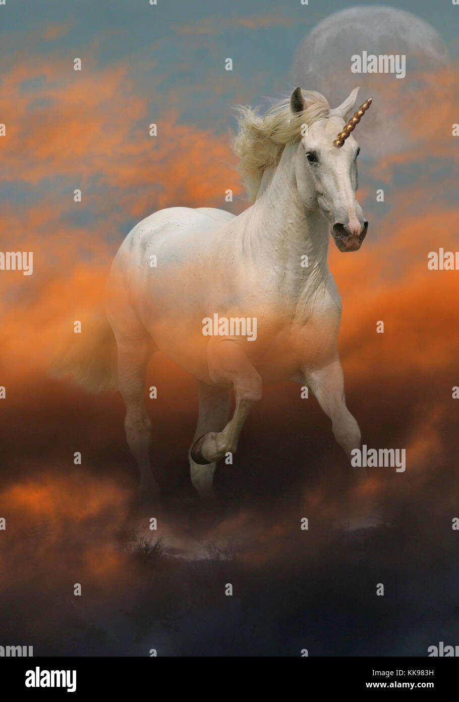 Eine schöne, weiße Einhorn mit einem Goldenen Horn und fließenden Mähne