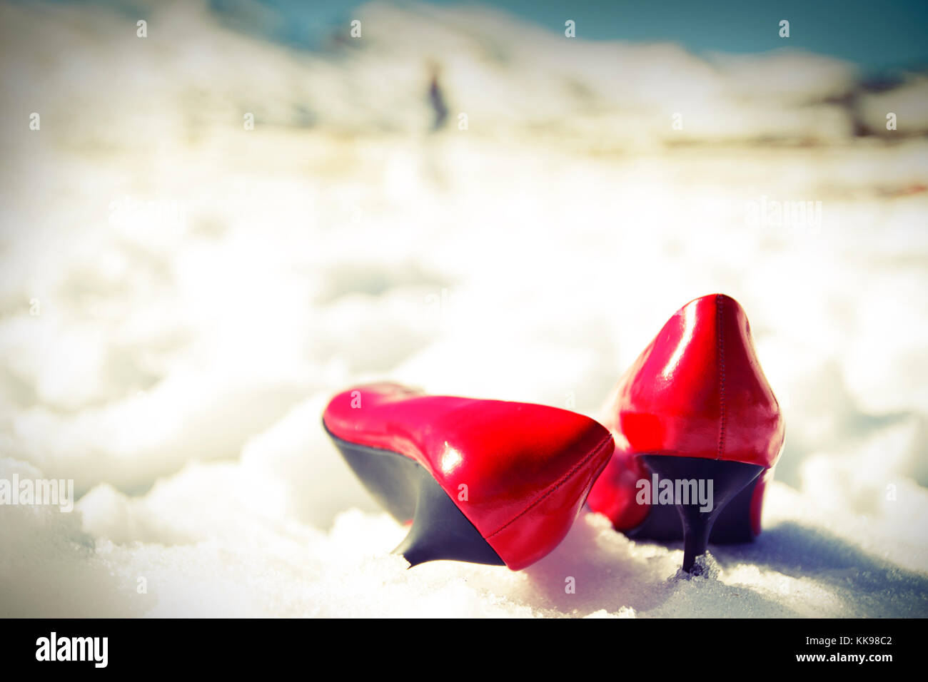 Rote Schuhe im Schnee. Querbearbeitung Filter hinzugefügt. Stockfoto