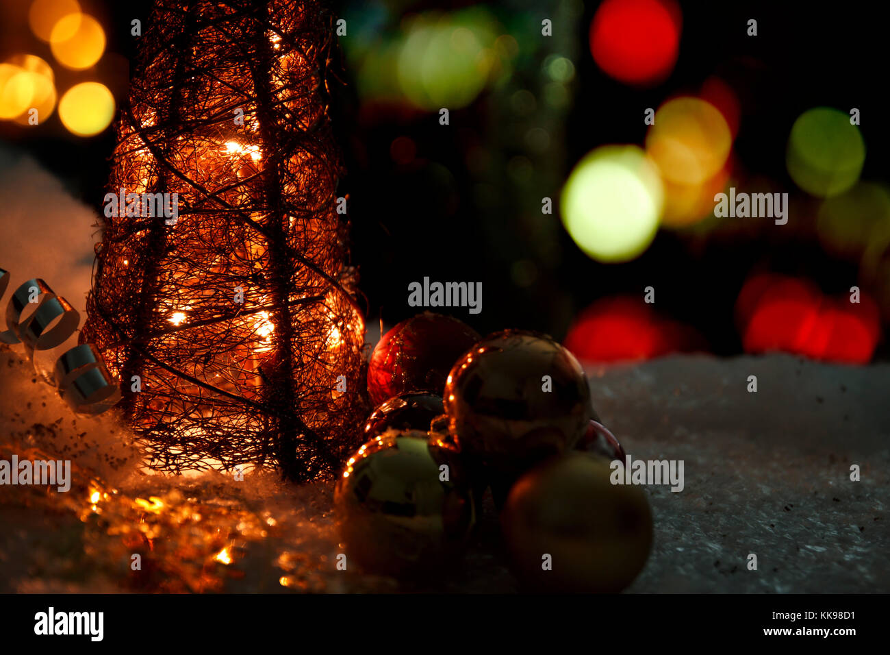 Schnee Landschaft mit christmas Ornament. Wenig Licht Stockfoto