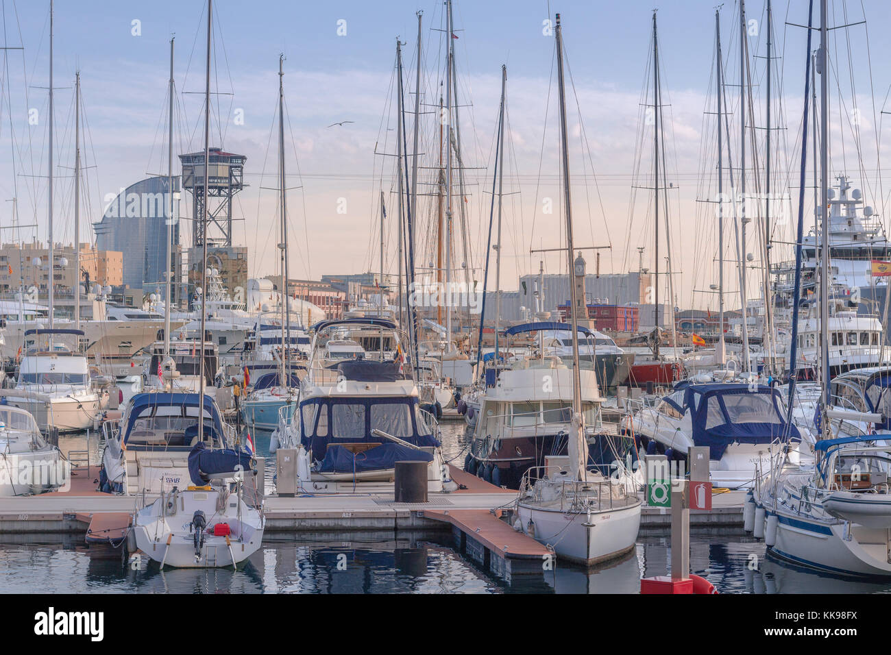 Blick auf den Hafen von Barcelona bei Sonnenuntergang mit Boote und das W Hotel im Hintergrund. Stockfoto